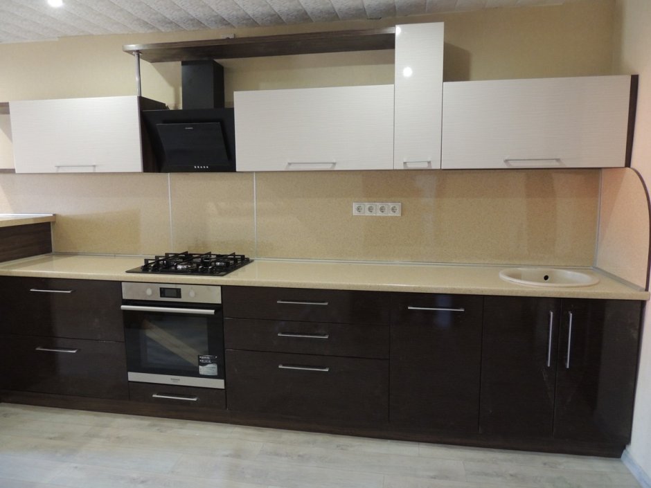 Белая кухня со столешницей венге