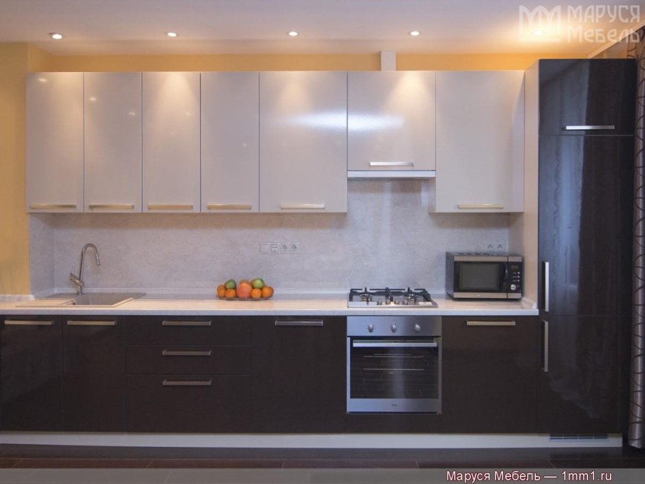 Кухонный гарнитур прямой темный низ светлый верх