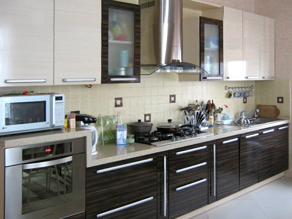 Кухонный гарнитур белый верх коричневый низ