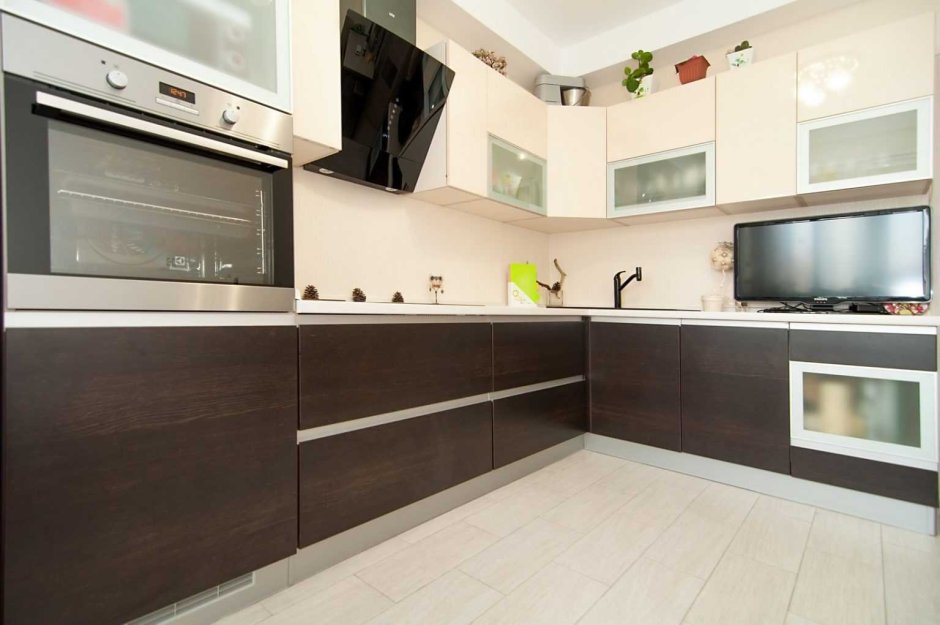 Коричневая глянцевая кухня