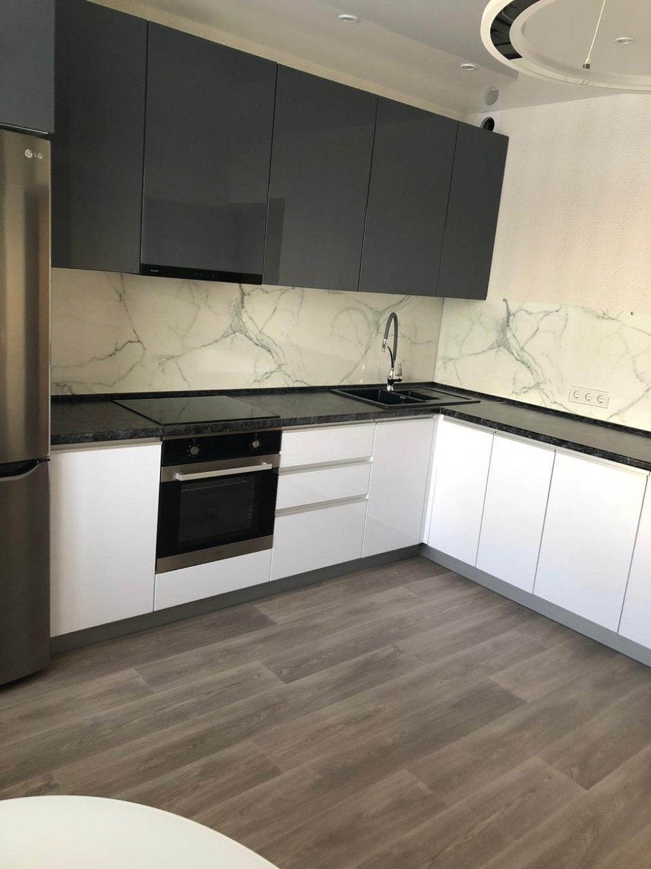 Кухня белый верх темный низ