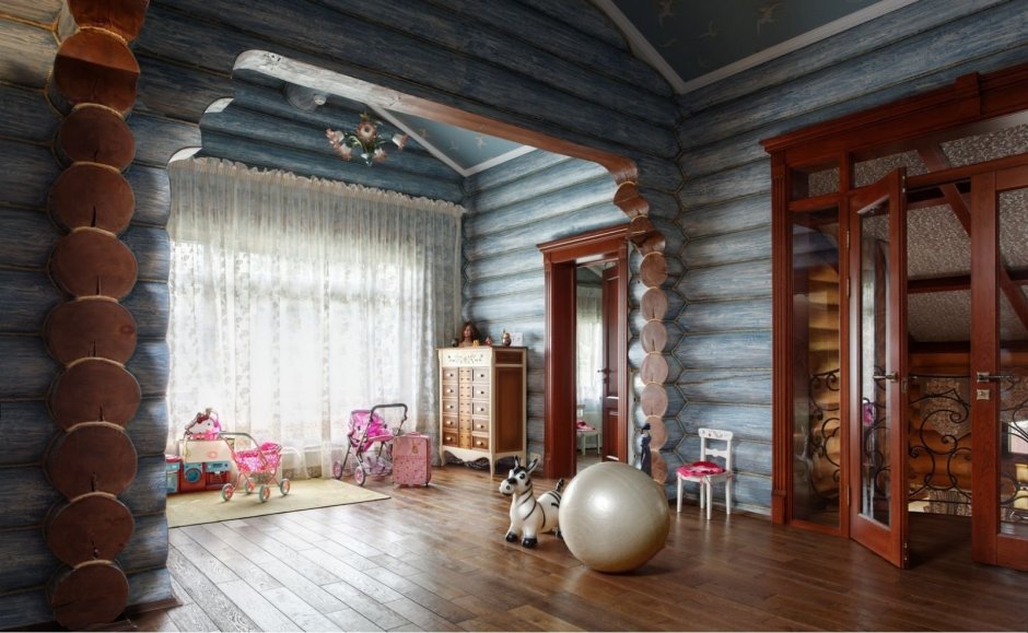 Деревянный дом из оцилиндрованного бревна внутри