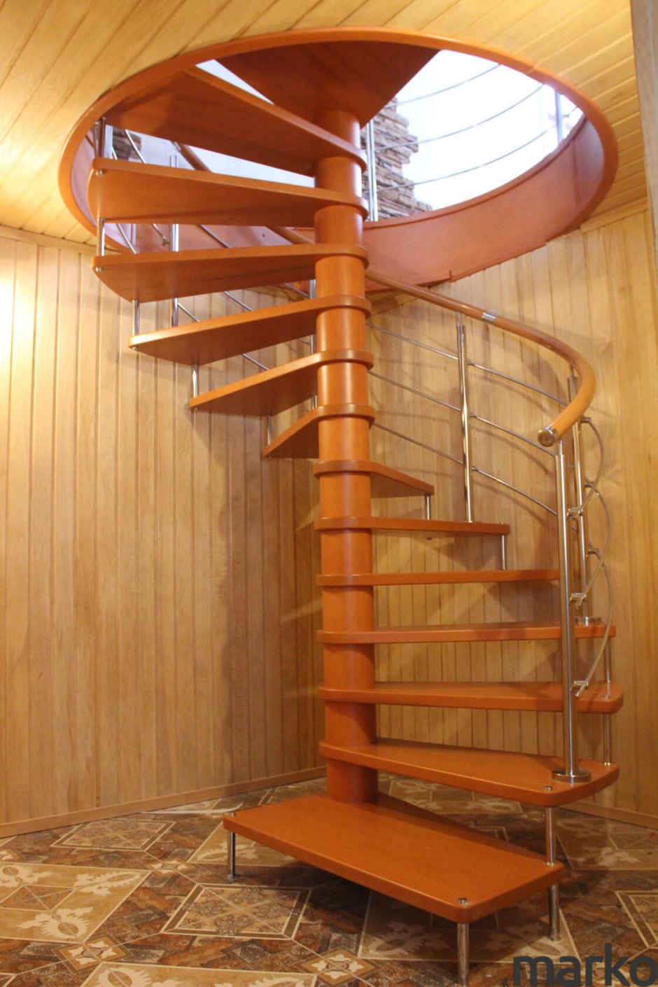 Винтовая деревянная лестница ДЛС-034 С металлом