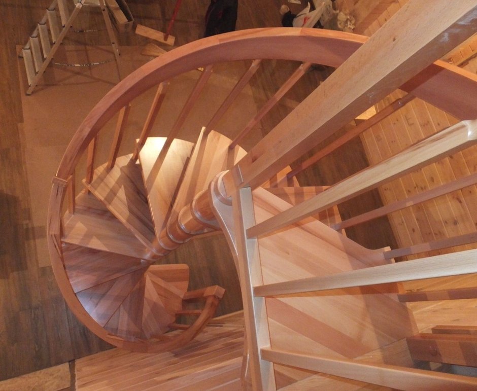Деревянные перила для винтовой лестницы