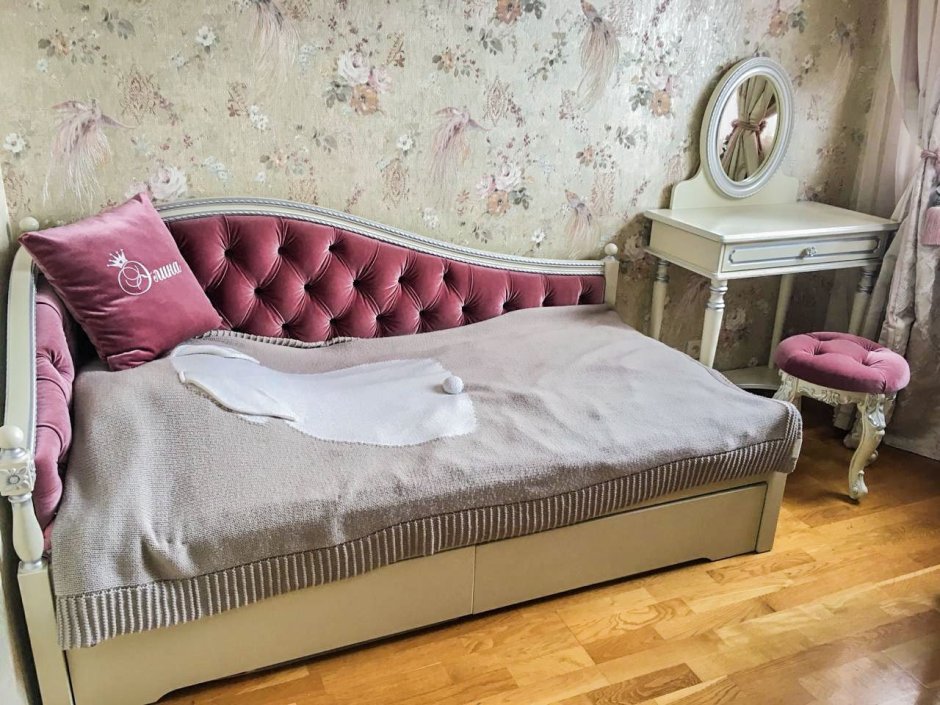 Кровать для девочки с каретной стяжкой