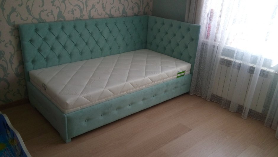 Односпальная кровать с каретной стяжкой