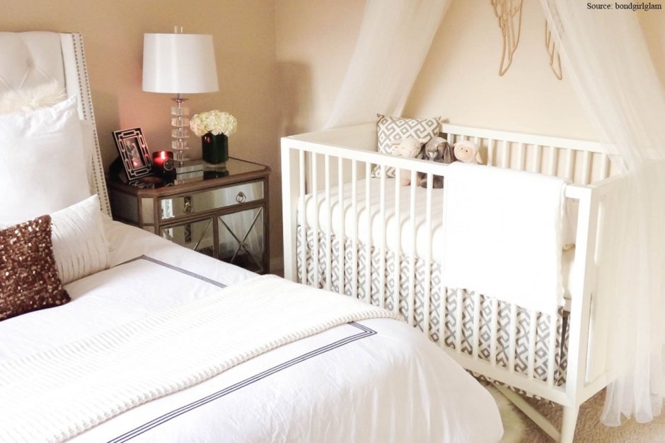 Маленькая спальня с детской кроваткой