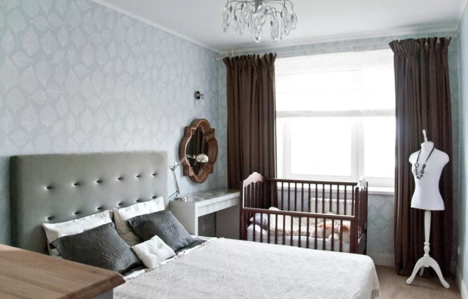 Детская кроватка в спальне родителей
