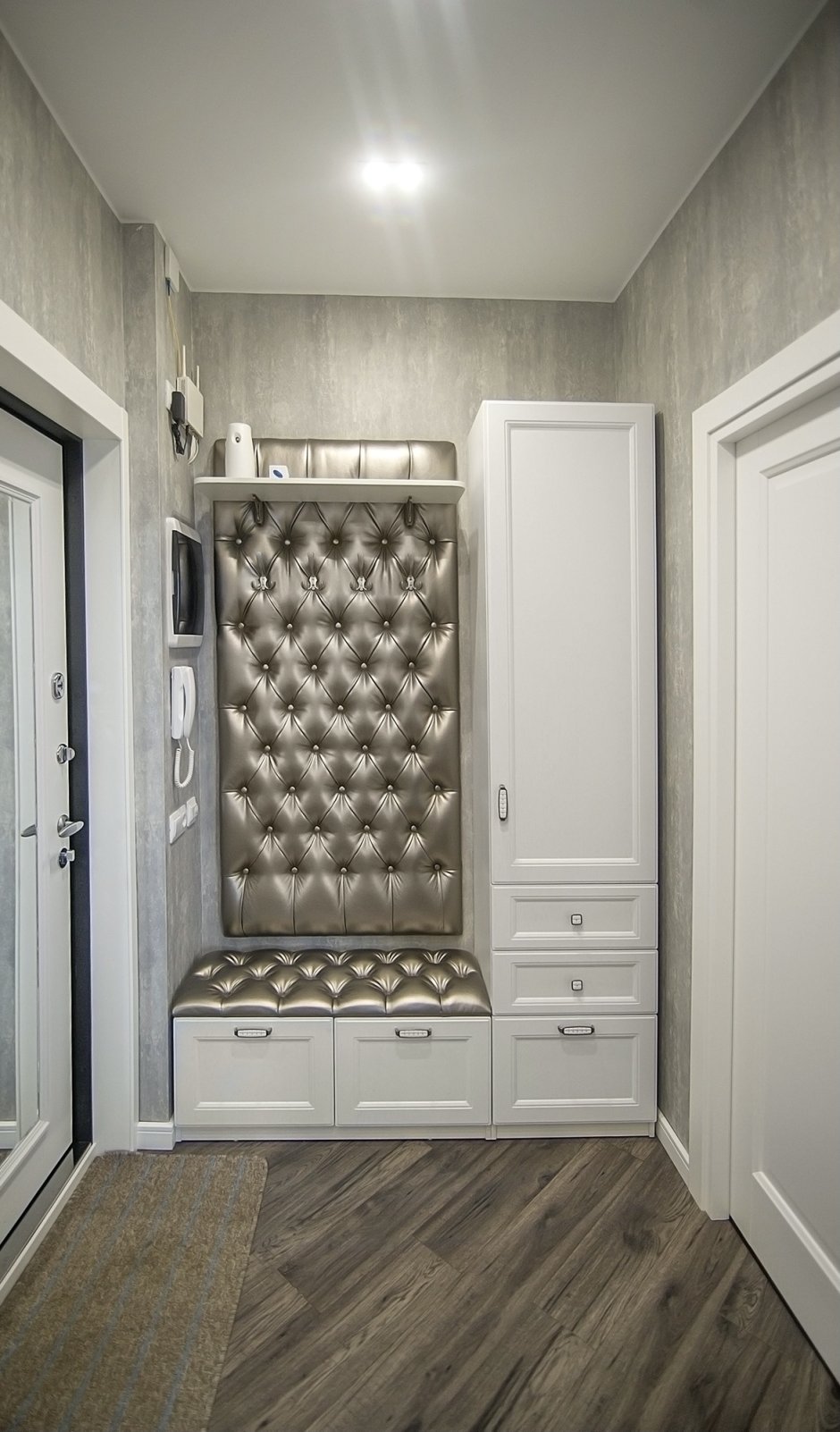 Прихожая с каретной стяжкой