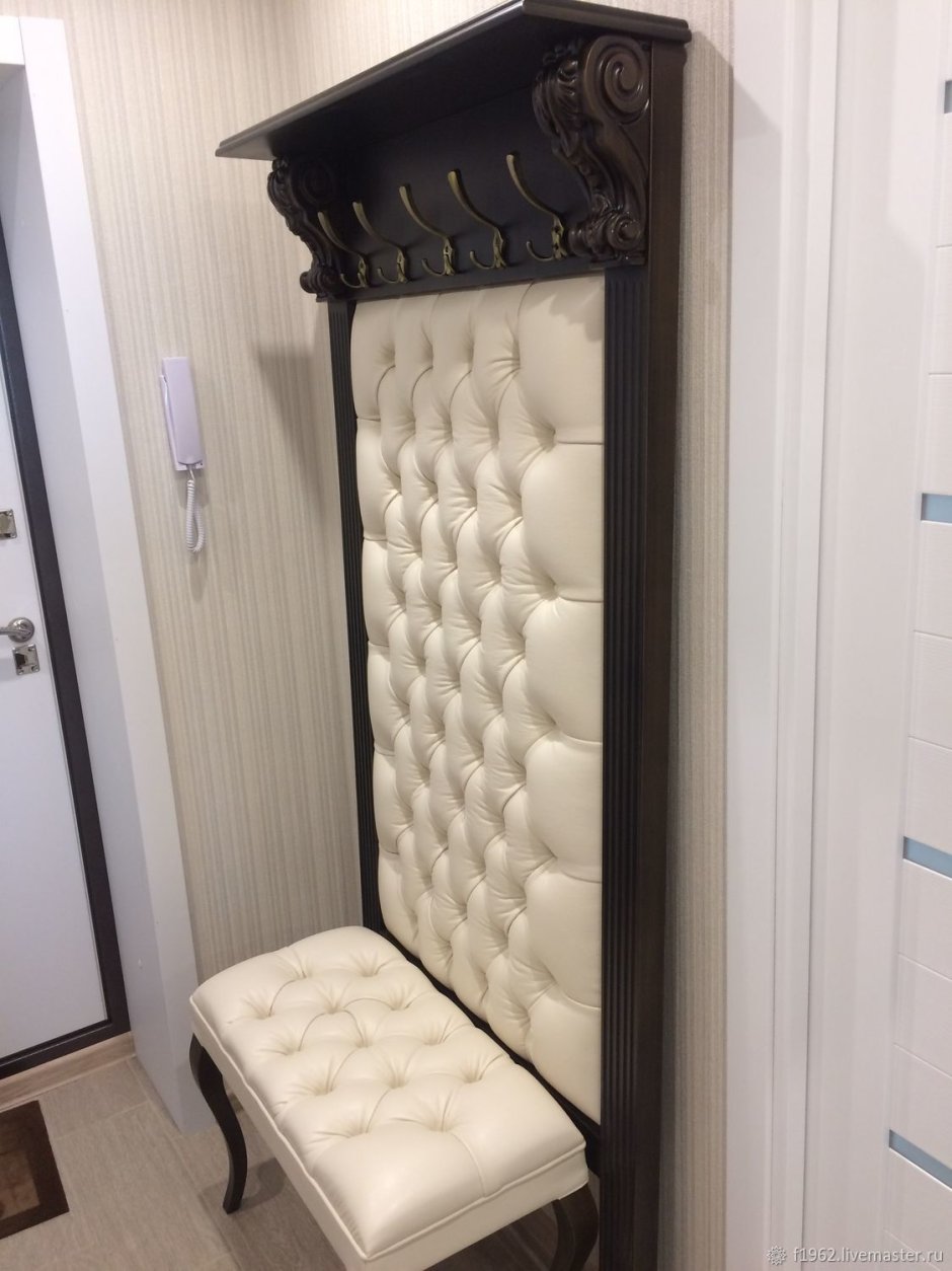 Прихожая с банкеткой и вешалкой