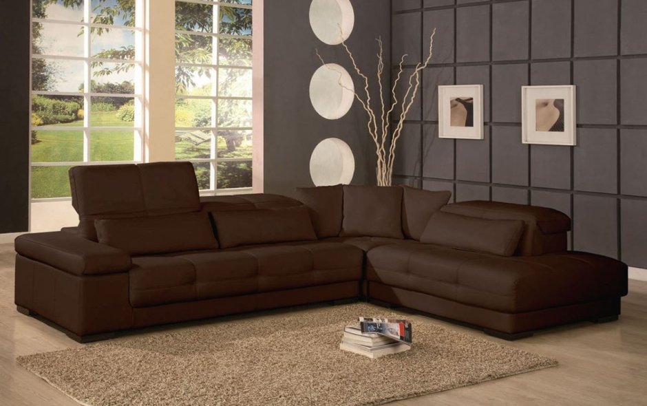 Большой коричневый диван