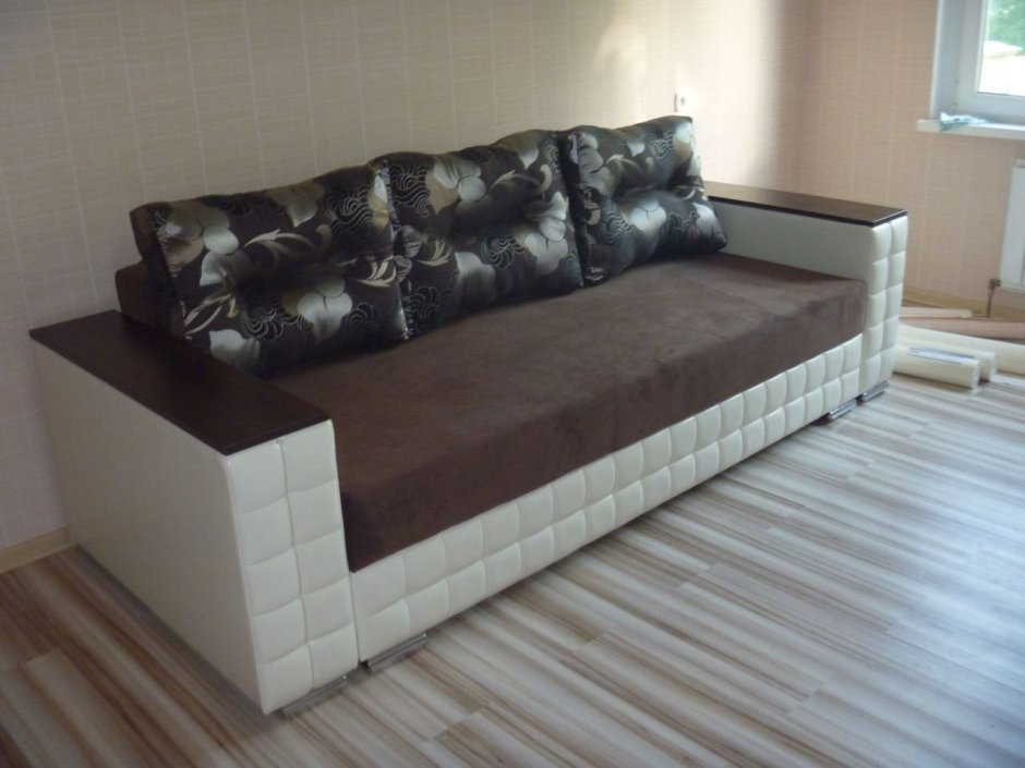 Диван белый с коричневым