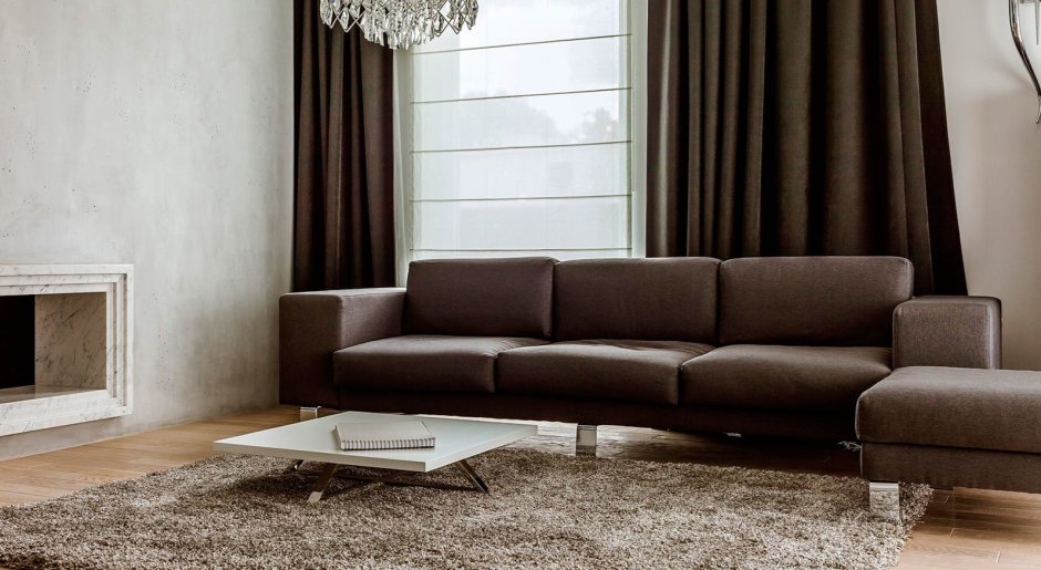 Коричневый диван в интерьере