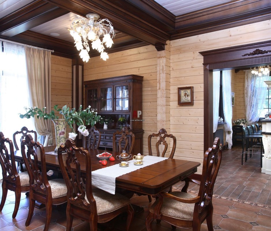 Столовая в деревянном доме