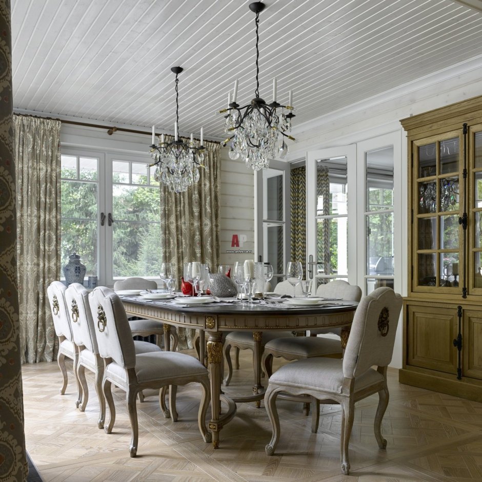 Интерьер столовой в загородном доме