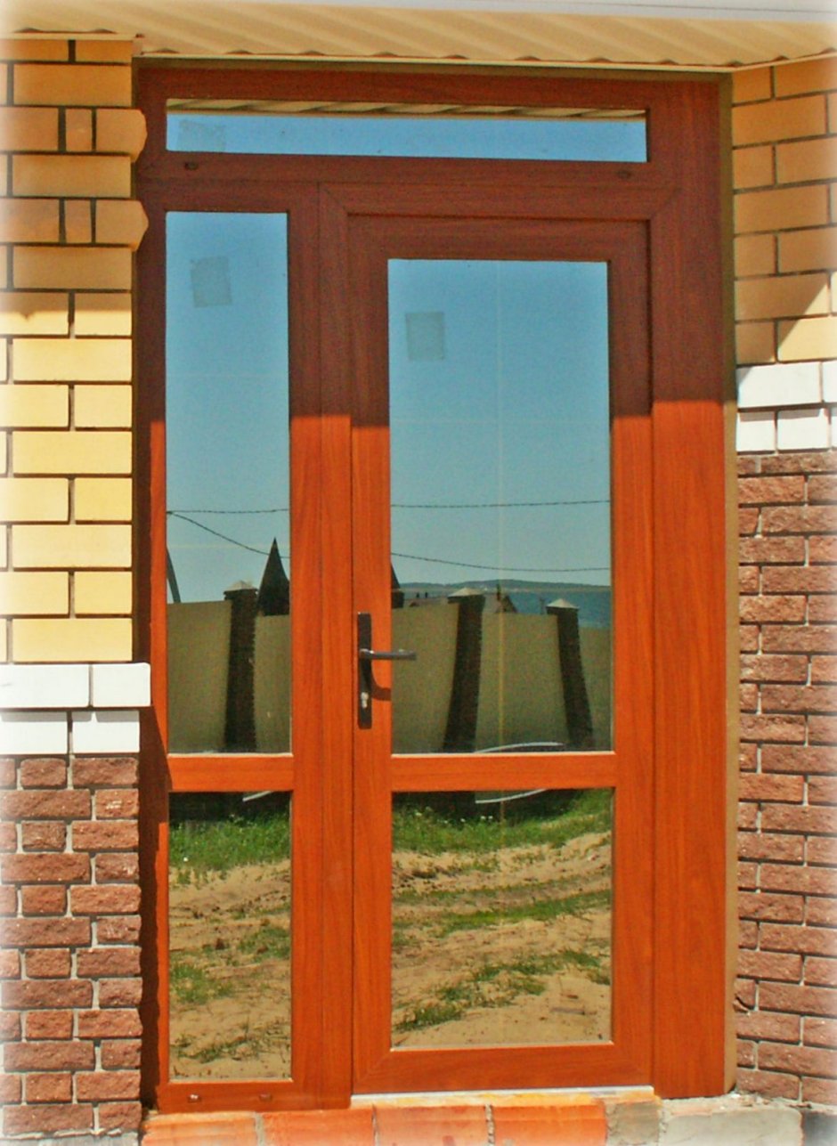 Пластиковые двери входные