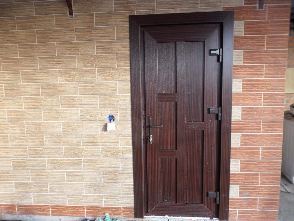 Пластиковые двери входные