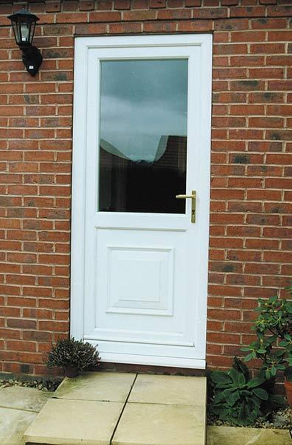 Пластиковые двери входные