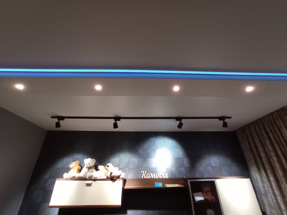 Натяжной потолок с подсветкой по периметру