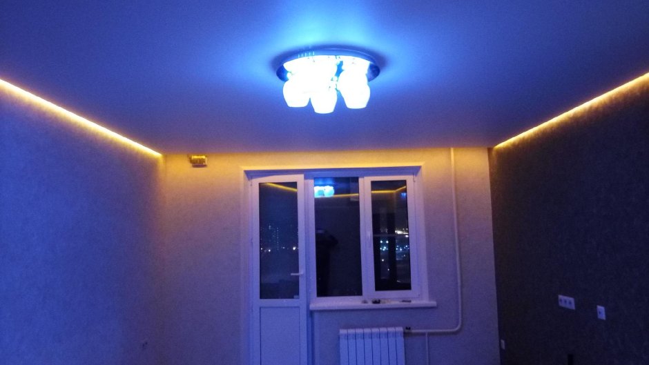 Потолок с подсветкой по периметру