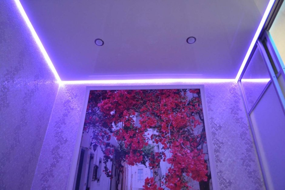 Парящий потолок с подсветкой