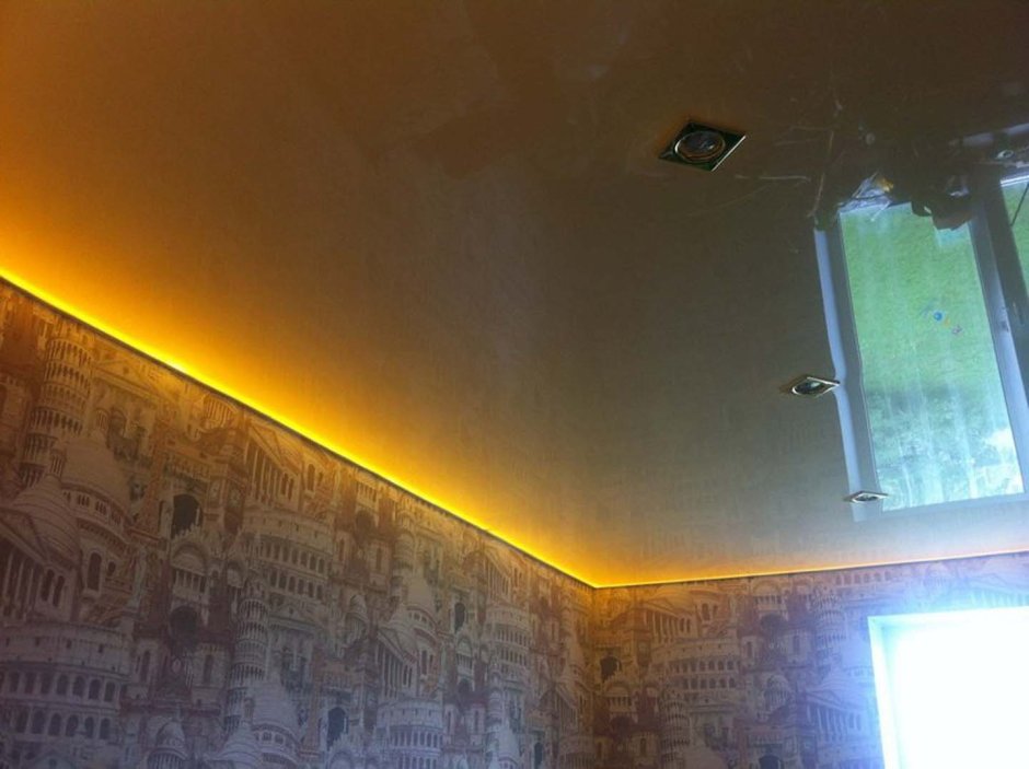 Глянцевый потолок с подсветкой