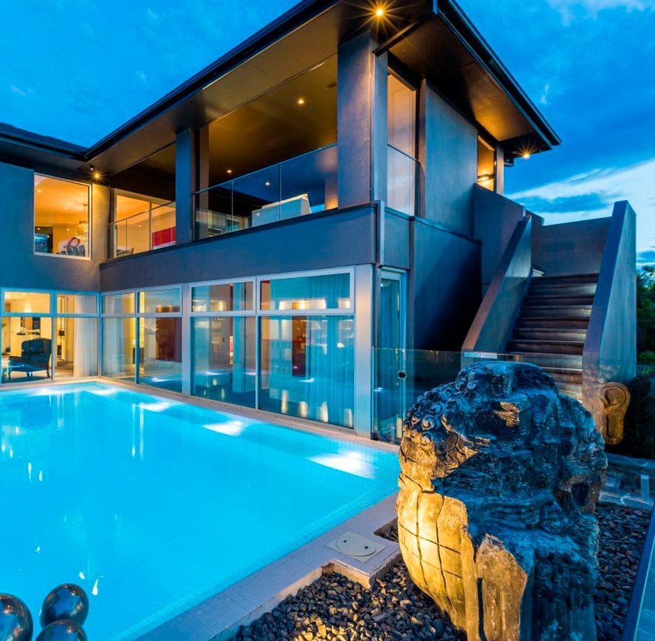 Дом с бассейном