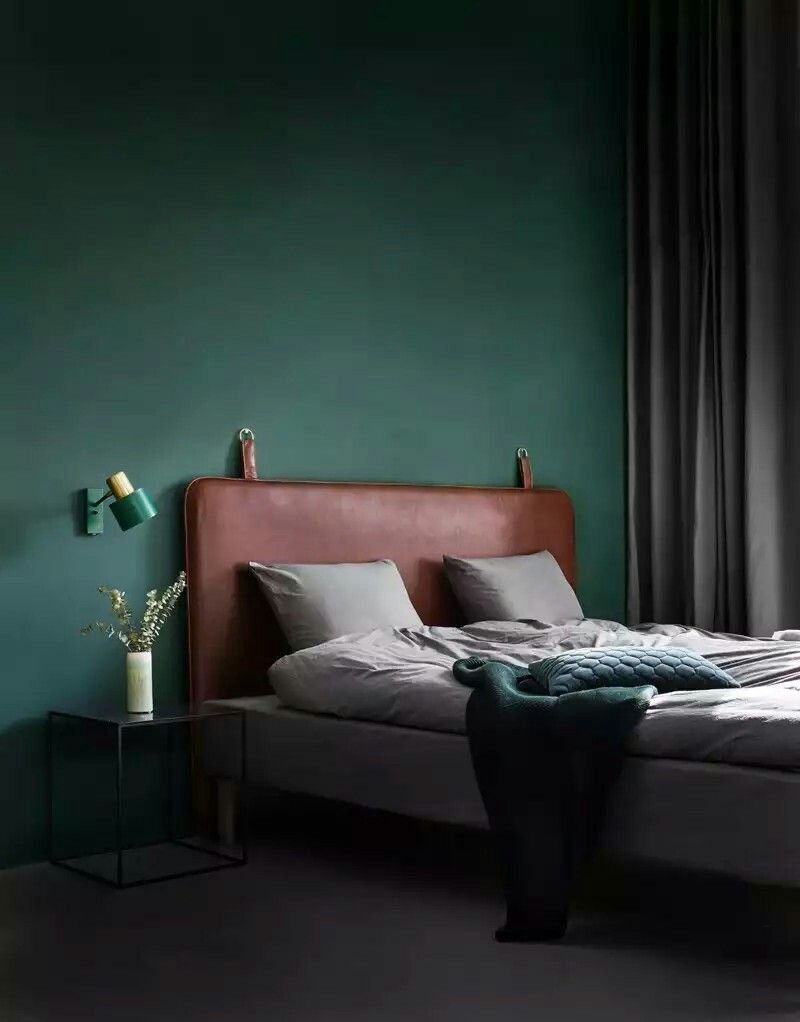 Зеленые стены в спальне