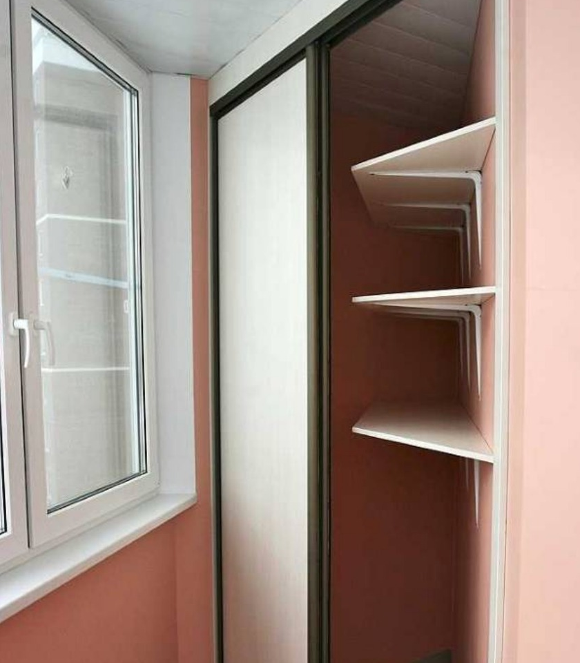 Угловой шкаф на балкон