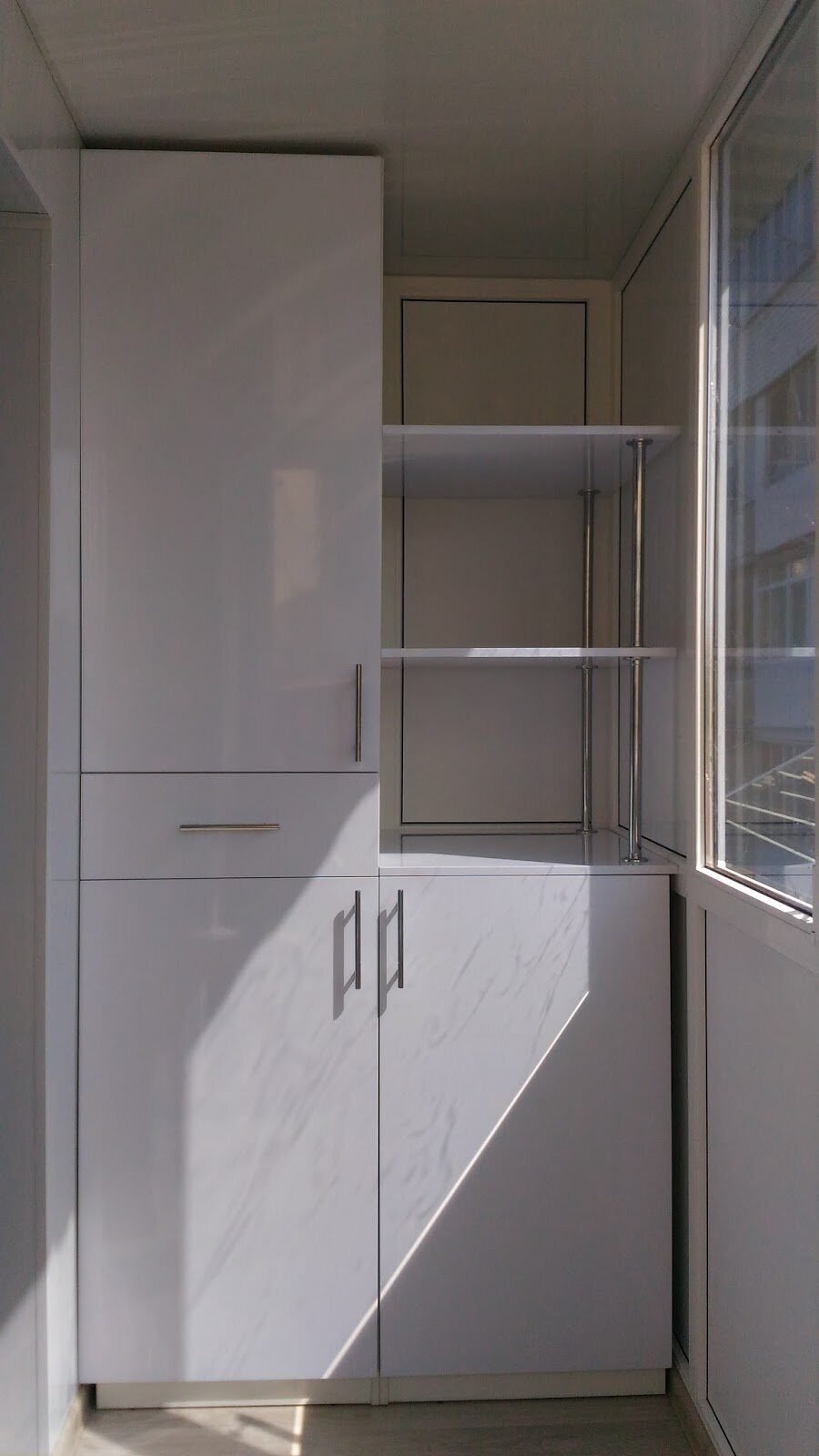 Шкаф для балкона с полками