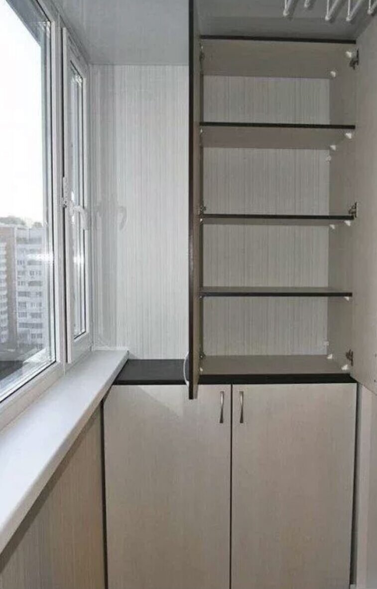 Балкон с пожарной лестницей и люком