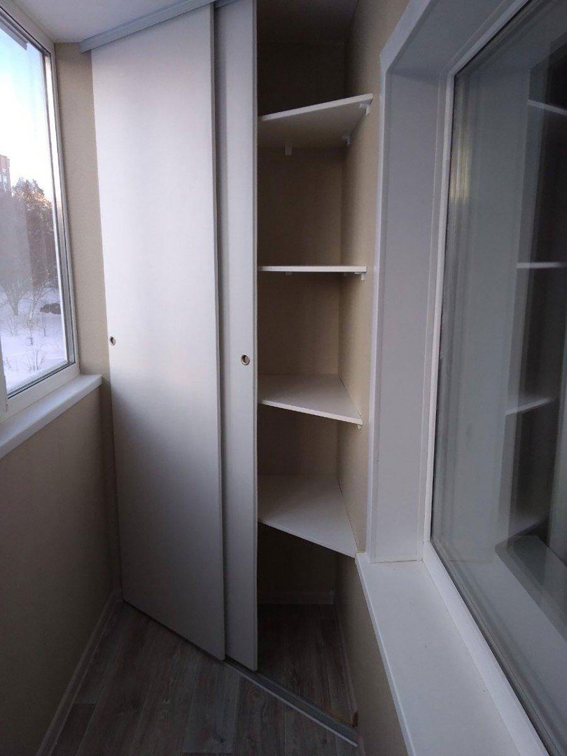 Угловой шкаф купе на лоджию