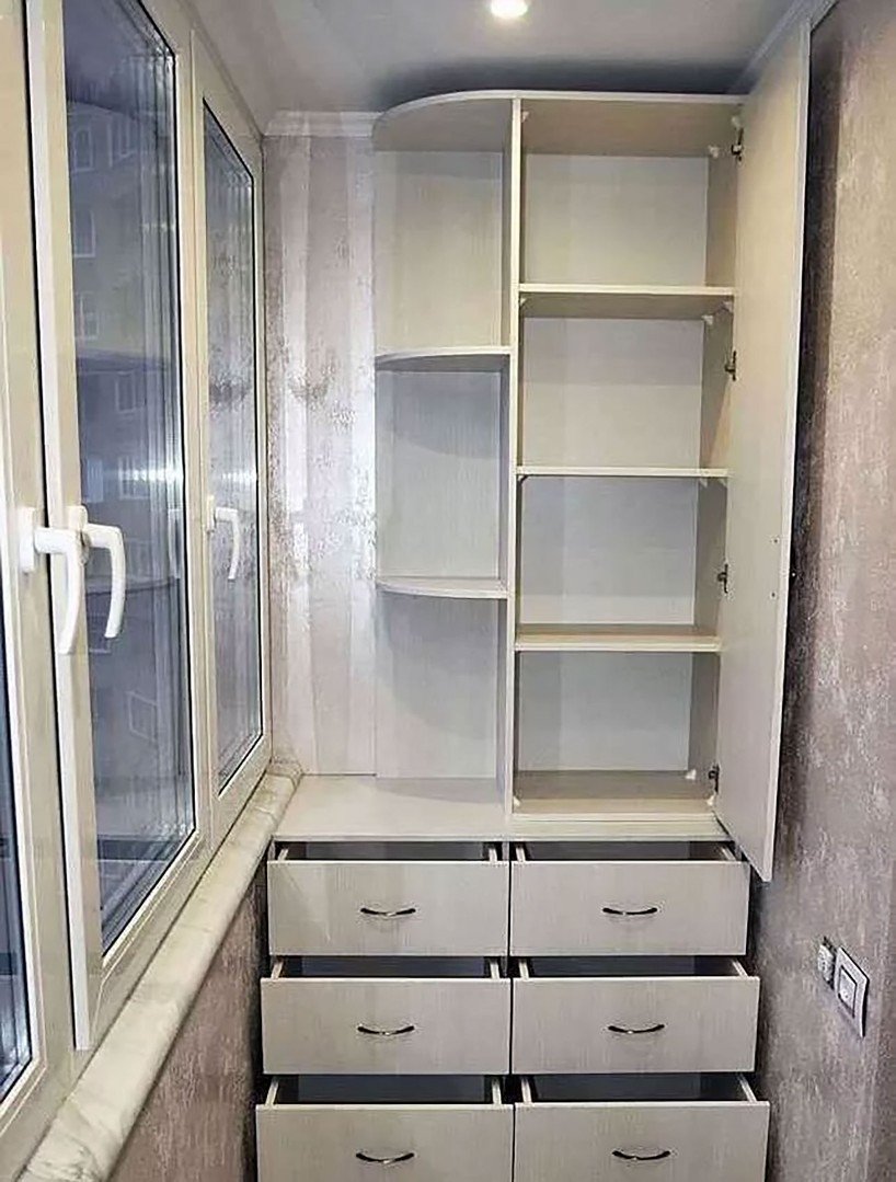 Балкон со шкафом для хранения