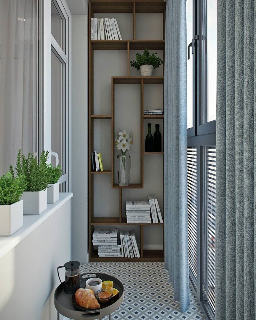 Маленький узкий балкон