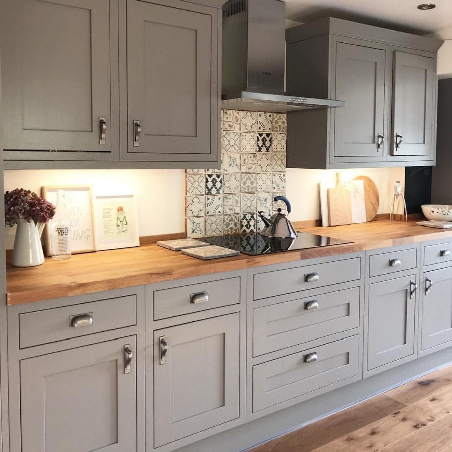 Кухня с деревянной столешницей