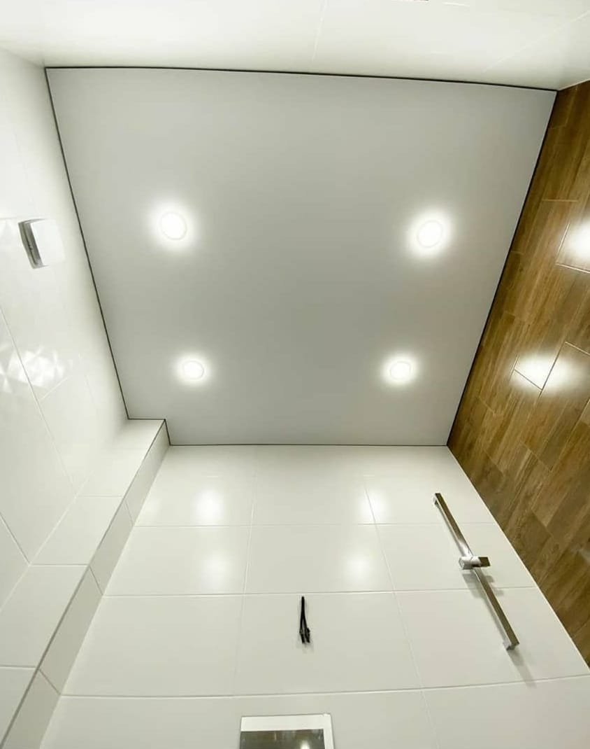 Натяжной потолок в ванной с подсветкой