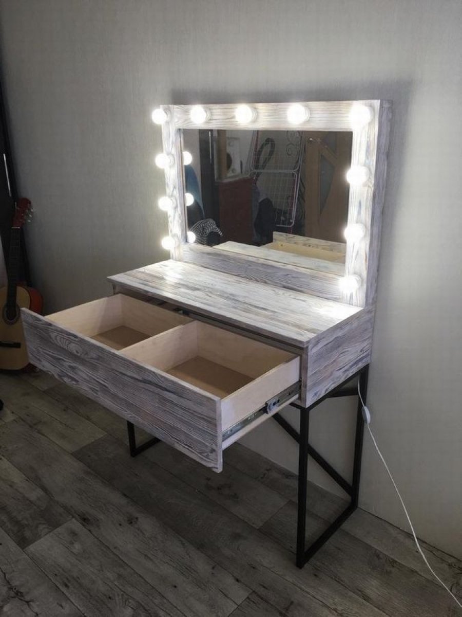 Гримерный столик из дерева