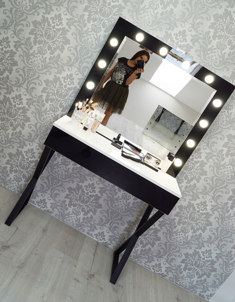 Столик с подсветкой для макияжа