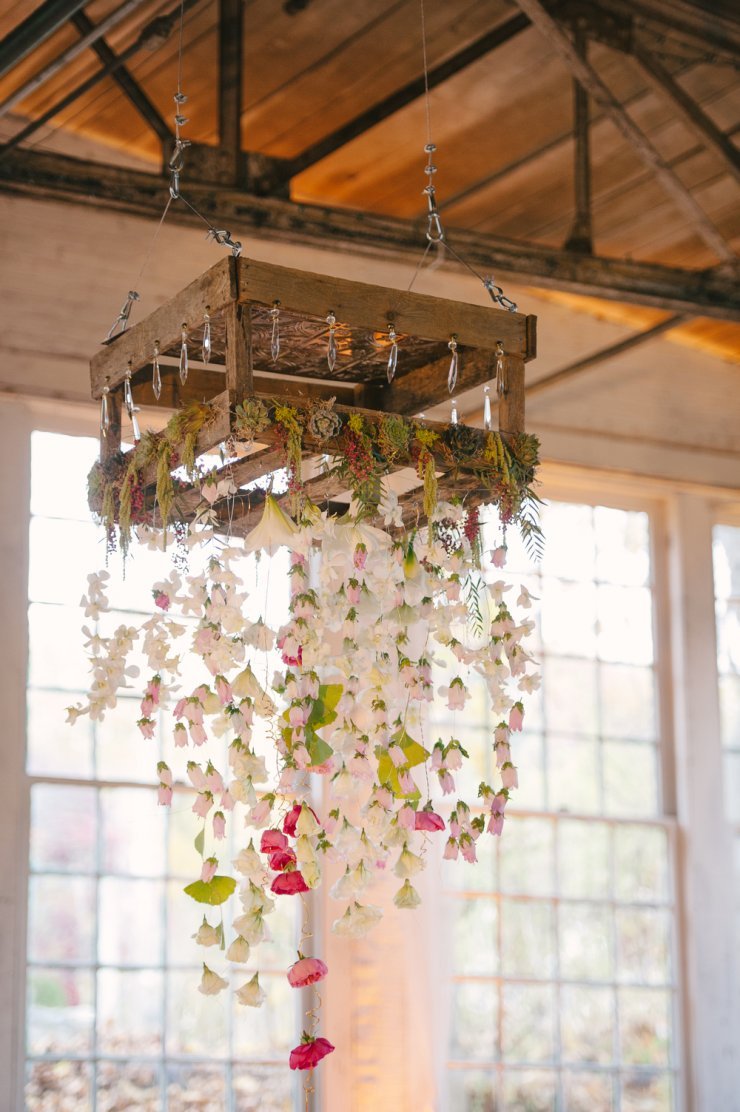 Украшение потолка искусственными цветами