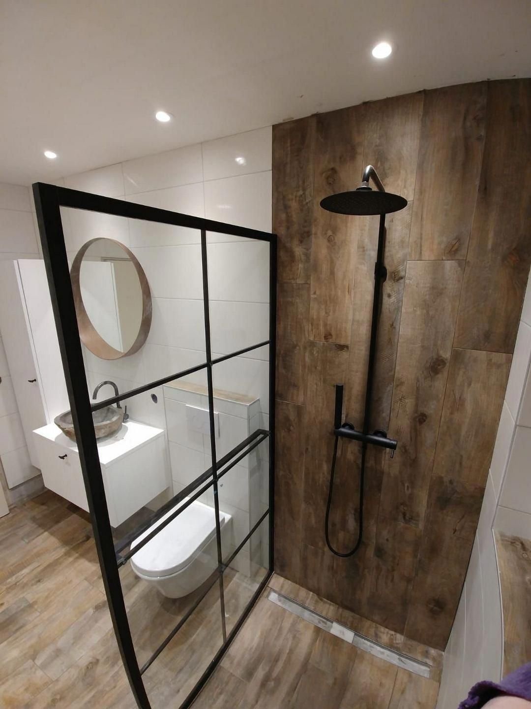 ванная комната с душевой из плитки в стиле лофт