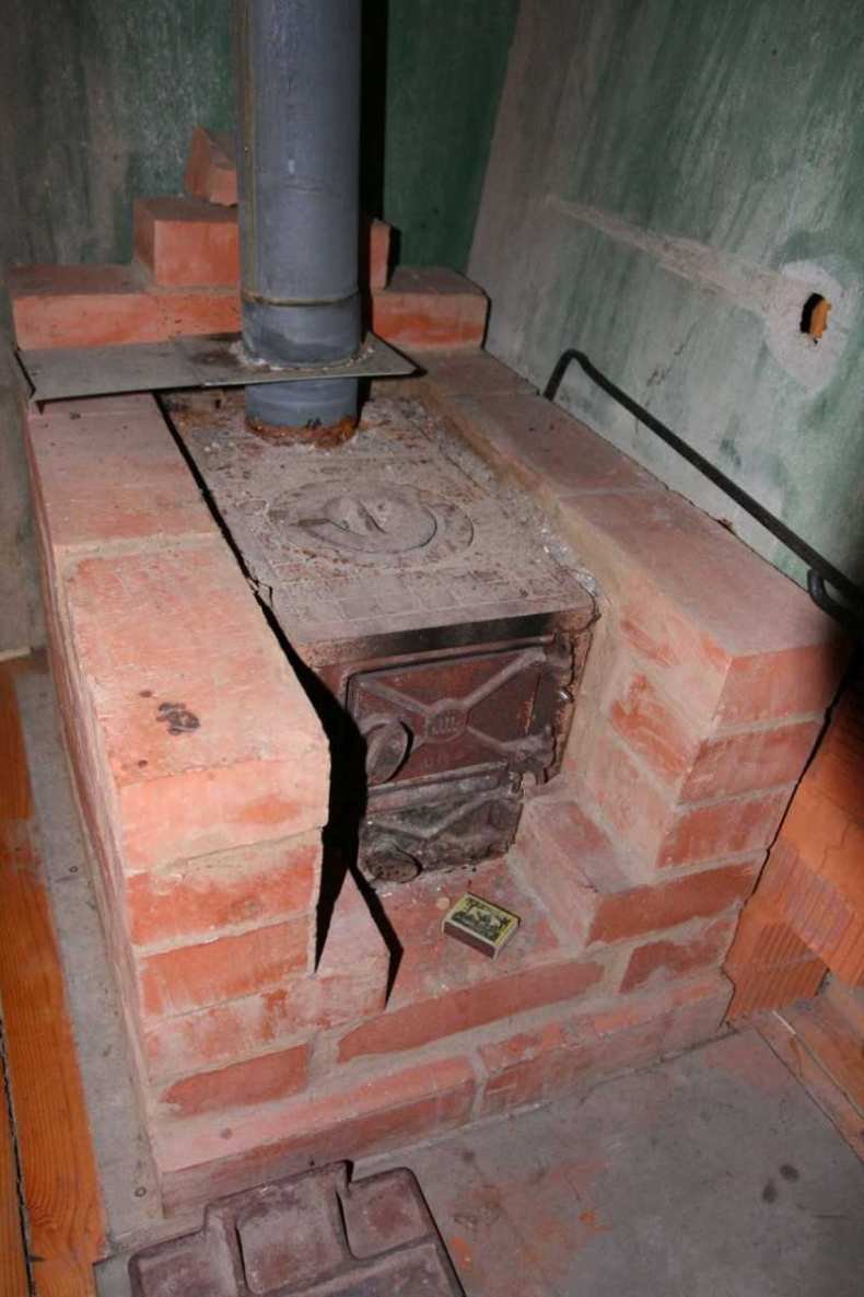 Малогабаритная кирпичная печь буржуйка