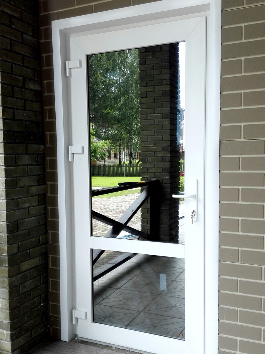 Пластиковая дверь Рехау входная