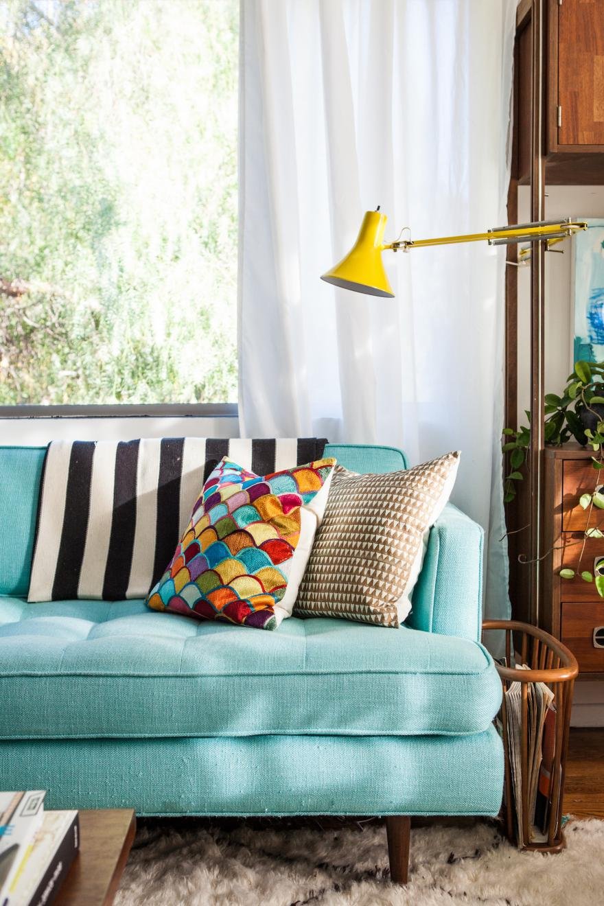 Бирюзовый диван в интерьере