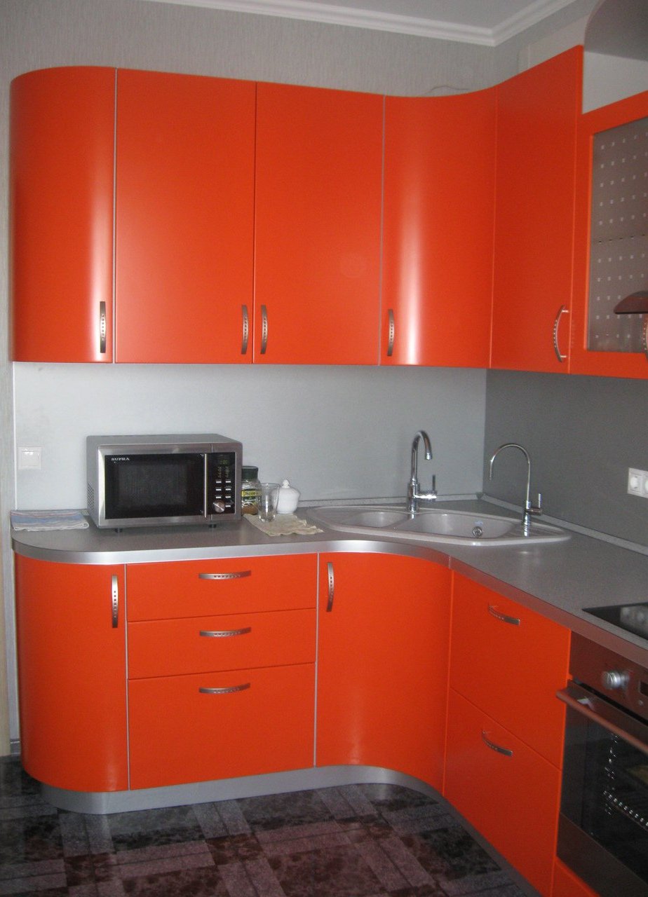 Кухонный гарнитур оранжевого цвета угловой
