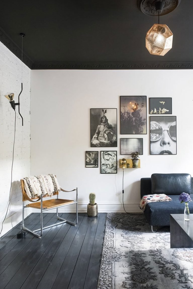 Интер с темными потолком