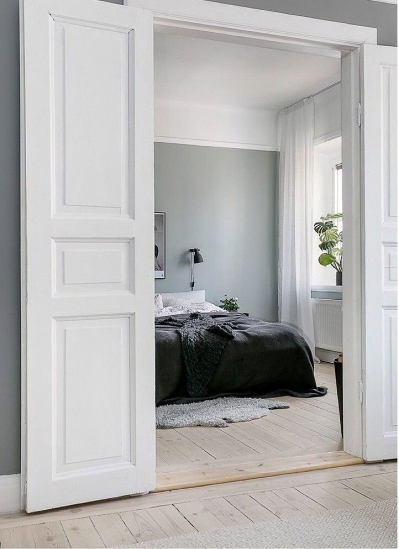 Интерьер спальни с дверью