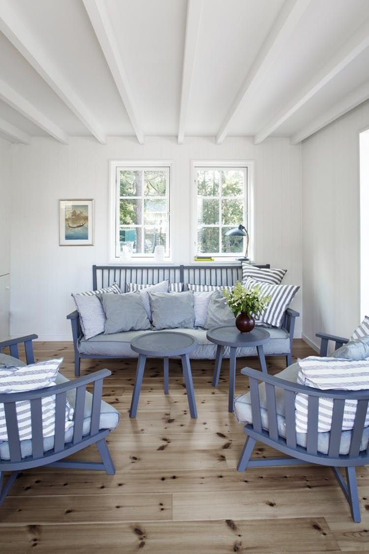 Голубые стены на даче