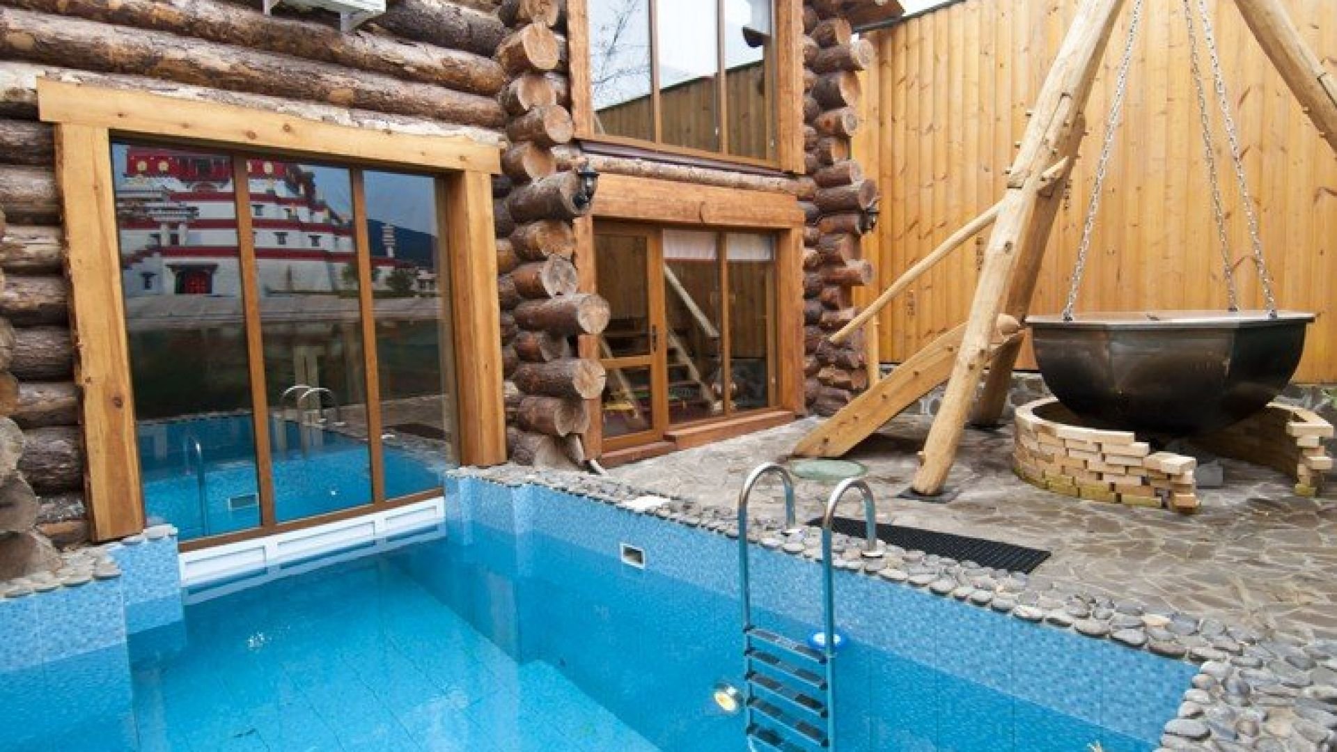 Деревенская баня с бассейном