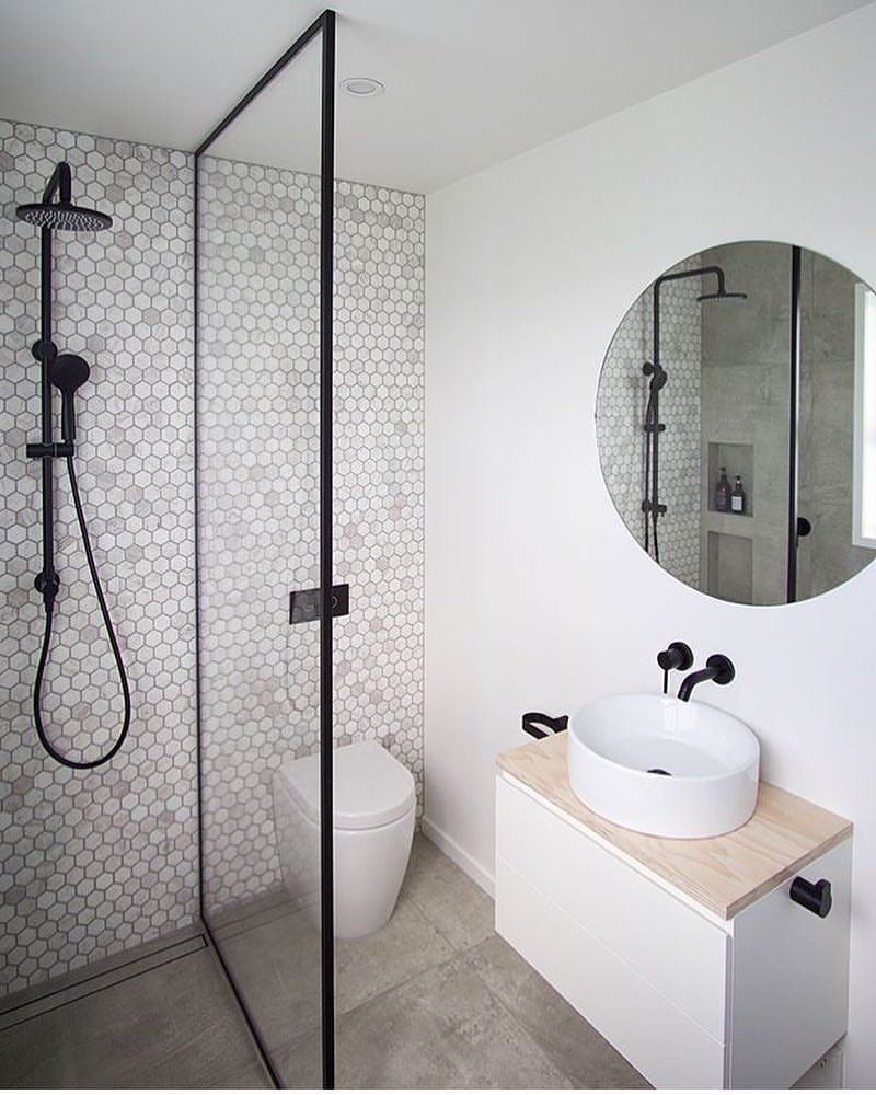 Ванная с черной душевой кабиной