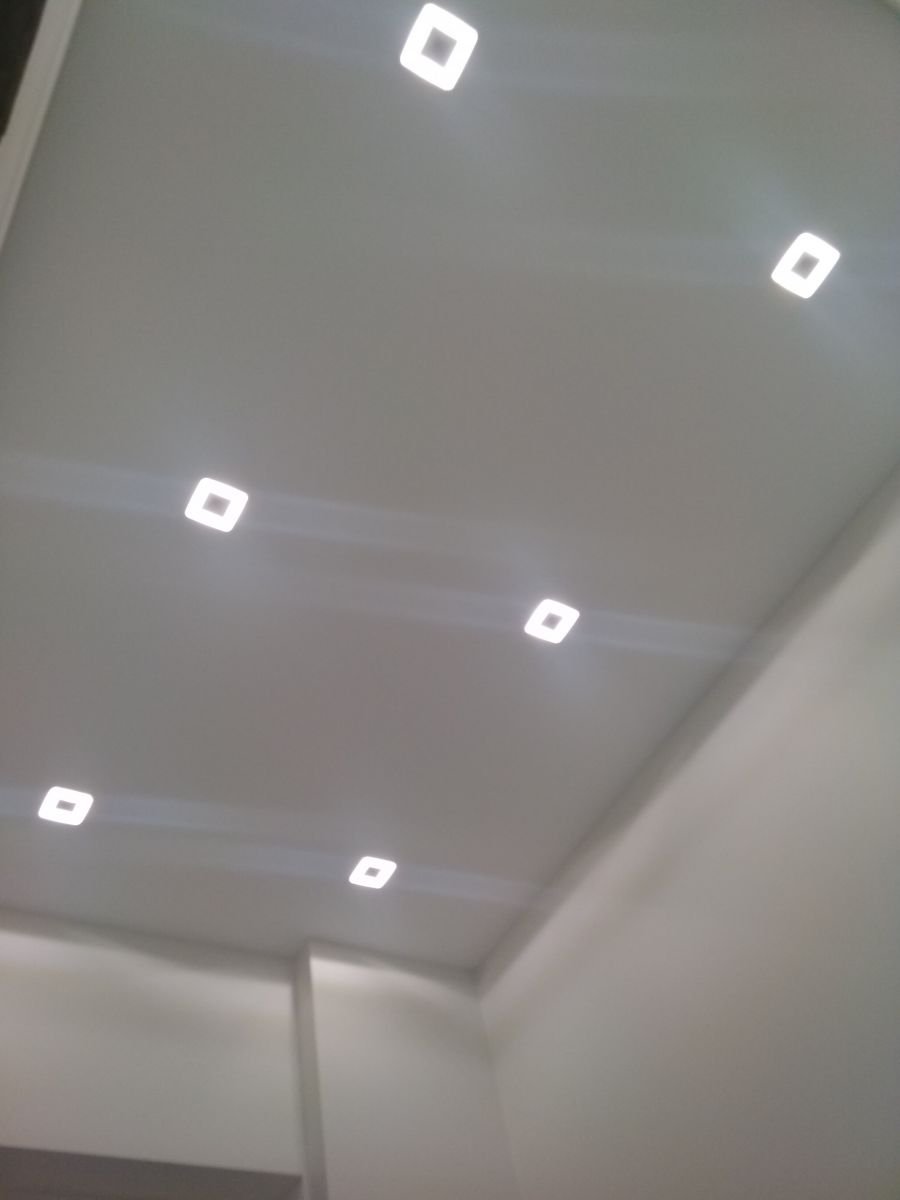 Квадратные лампочки на натяжном потолке